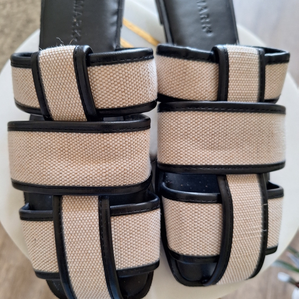 Stylish Black and Cream Sandals Size 7 - Picture 2 of 7